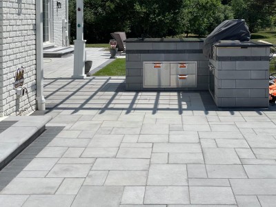 Beacon Hill Smoot Paver by Unilock Ucara Kitchen and BBQ with pergola 