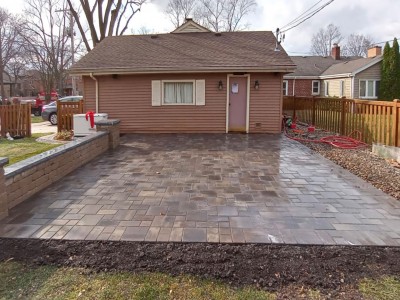 Serano Paver by Rochester Concrete Products with Seat Wall and Columns 